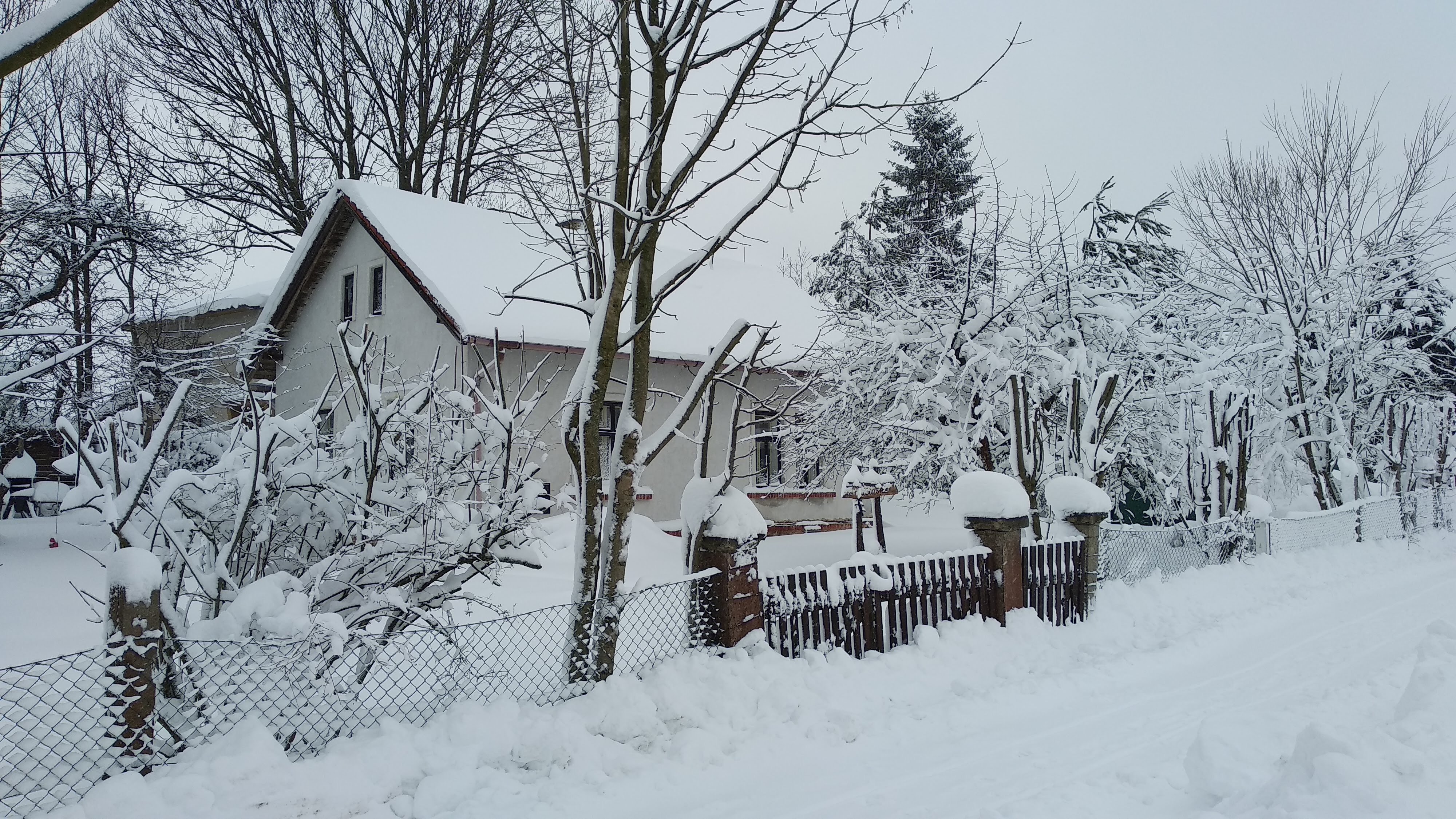 Zasněžený dům a zahrada ve Škrdlovicích